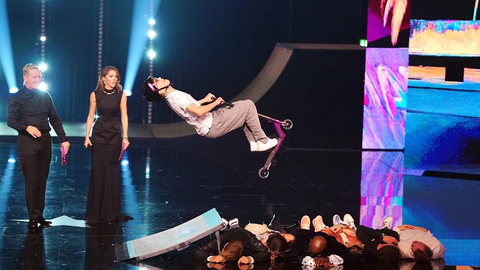 Ein Mann auf dem Roller springt die Supertalent-Jury. - Foto: RTL / Stefan Gregorowius