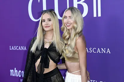 Davina und Shania Geiss posieren auf dem roten Teppich für die Kamera.