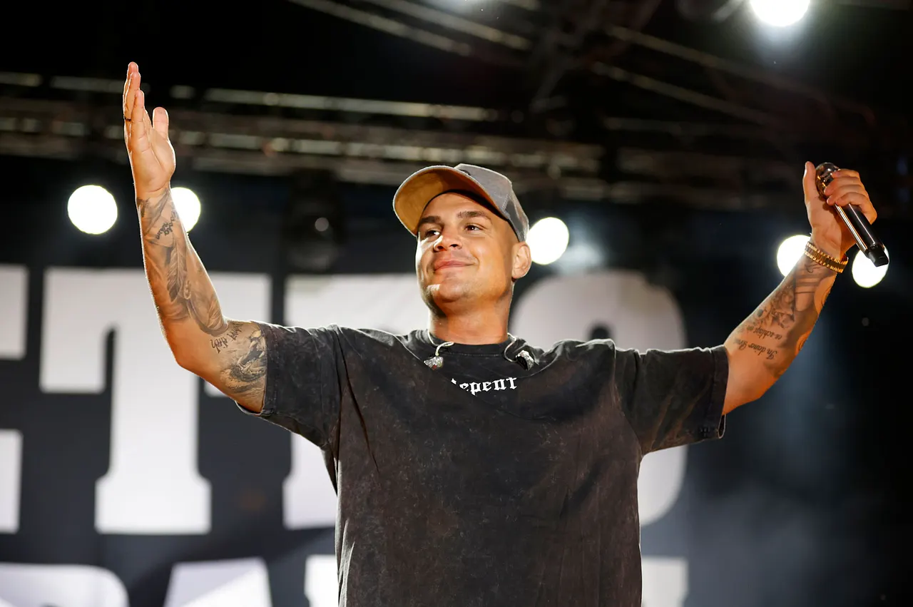 Pietro Lombardi live als Sänger auf dem Waltroper Parkfest im Moselbachpark. Er trägt ein graues Shirt, sein Markenzeichen: eine Cap, und hält ein Mikrofon in der Hand.  - Foto: ddp/Geisler/Thomas Schröer