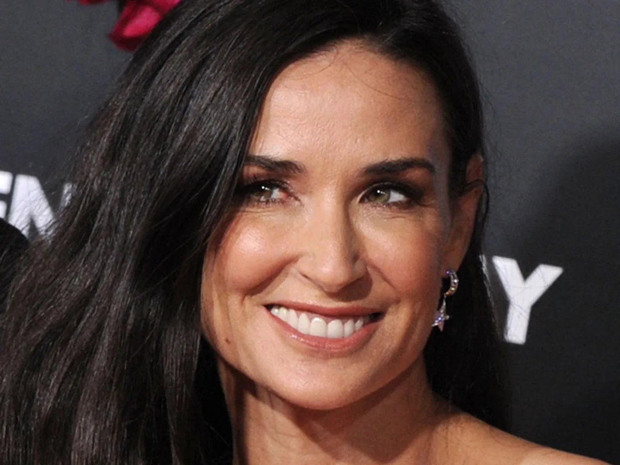 Stars wie Demi Moore wird sogar mit Twitter eine große Verantwortung zuteil. Stars wie Demi Moore wird sogar mit Twitter eine große Verantwortung zuteil. - Foto: Getty Images