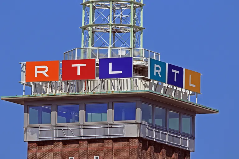 Ein Turm mit dem RTL-Logo.