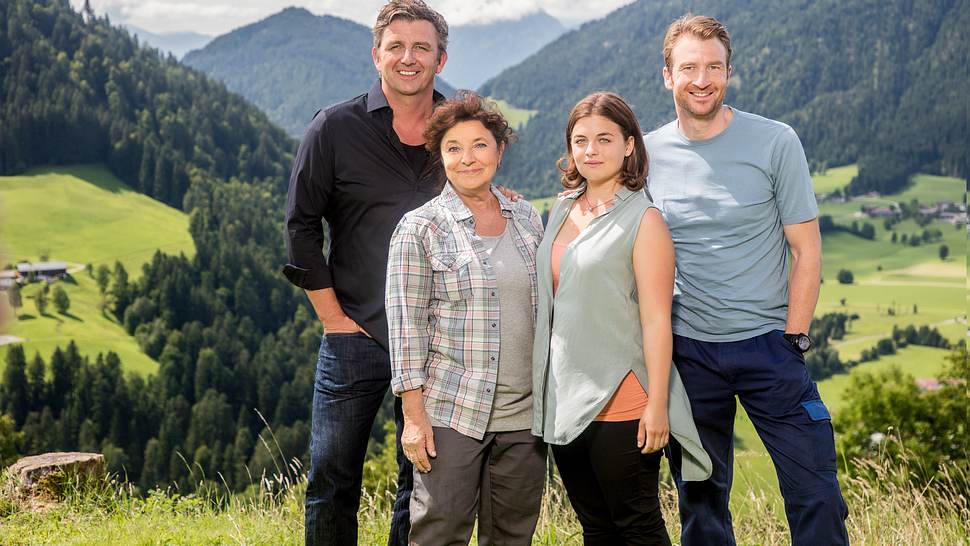 Der Bergdoktor und seine Familie am Drehort - Foto: ZDF / Roland Defrancesco