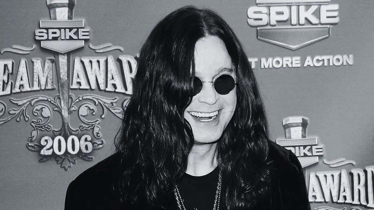 Design ohne Titel (11) Ozzy Osbourne mit einem strahlenden Lächeln auf dem Gesicht. - Foto: IMAGO / Newscom / AdMedia