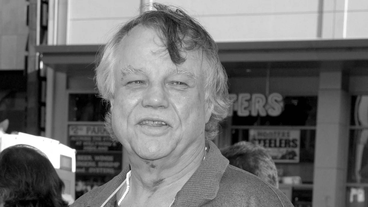 Joe Don Baker ist tot Joe Don Baker schaut in die Ferne und lächelt - Foto: IMAGO / Newscom World