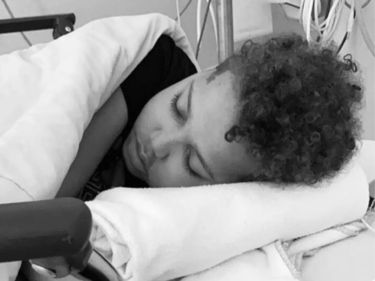 Delivio Misiedjan (12) liegt im Krankenhausbett während seiner Krebsbehandlung - Foto: Facebook / Support4Delivio