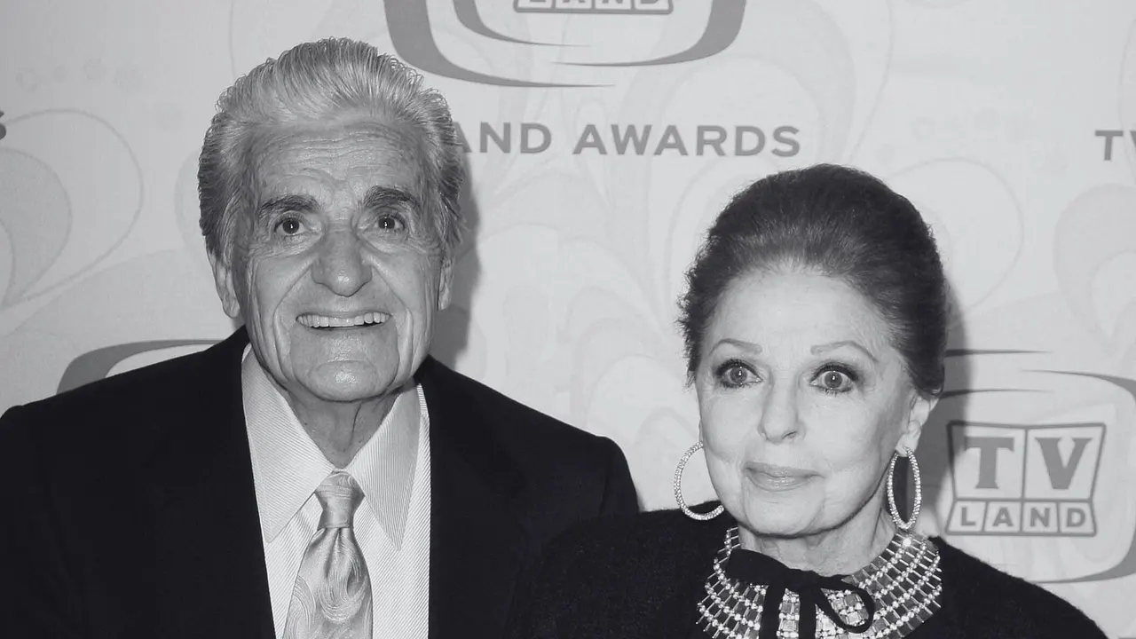 Design ohne Titel (7) Tom Troupe und seine Ehefrau Carole Cook bei einem Event. Die beiden stehen Arm in Arm auf dem Red Carpet und lächeln. - Foto: IMAGO / Newscom World