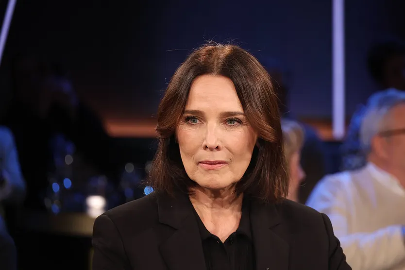 Désirée Nosbusch blickt ernst zur Seite.