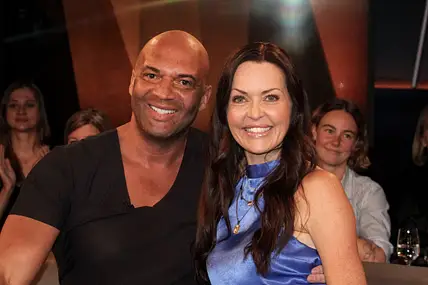 Detlef Soost und seine Frau Kate Hall strahlen in die Kamera.