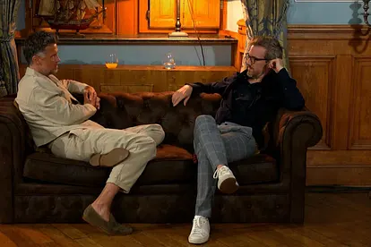 "Die Verräter": Thaddäus Meilinger spricht mit Wayne Carpendale. Steht ein Seitenwechsel an?