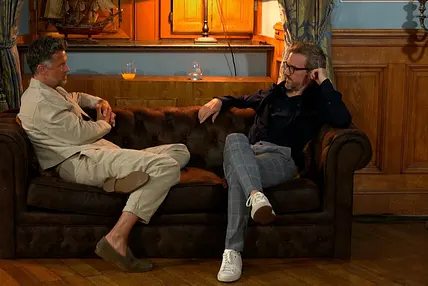 "Die Verräter": Thaddäus Meilinger spricht mit Wayne Carpendale. Steht ein Seitenwechsel an?