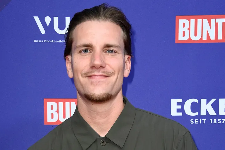 Felix Stein auf dem roten Teppich der Bunte - er schaut lächelnd in die Kamera!