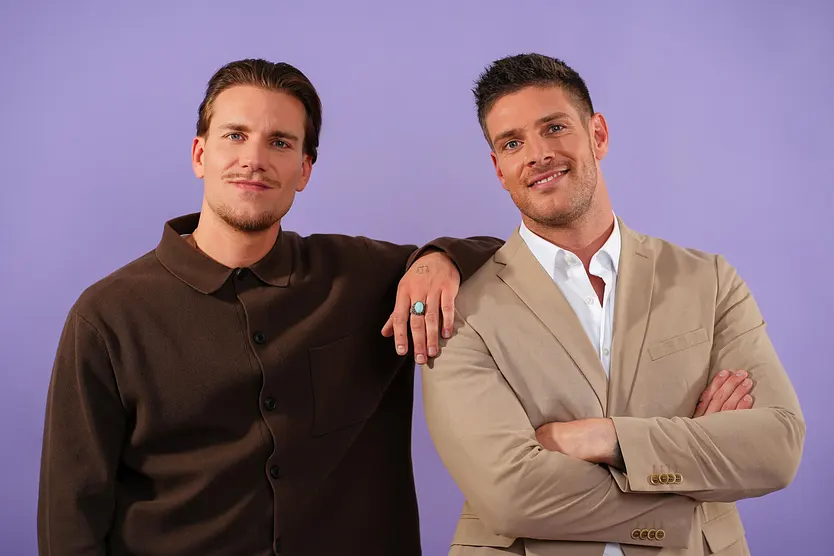 "Die Bachelors" posieren fein gekleidet für die Kamera.