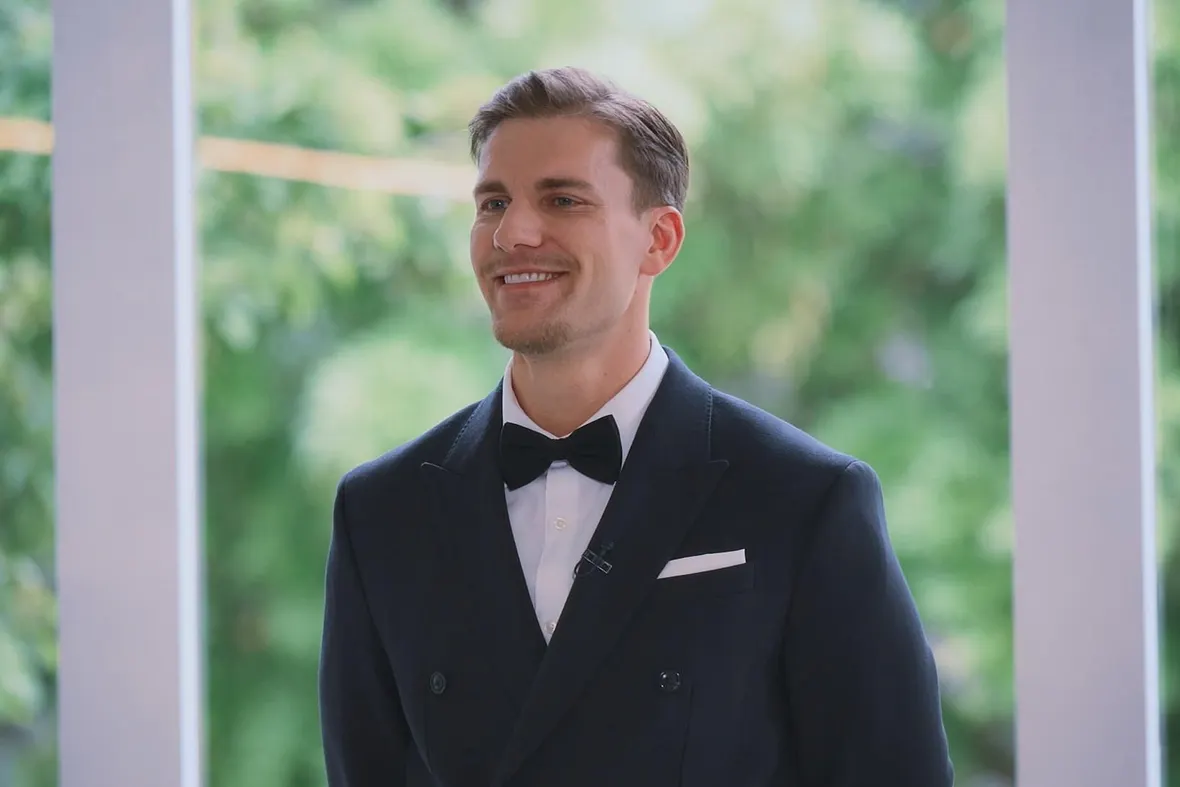 Bachelor Felix Stein trägt einen Anzug und eine Fliege. Er lächelt entspannt. Vergeht ihm das Lachen bald?