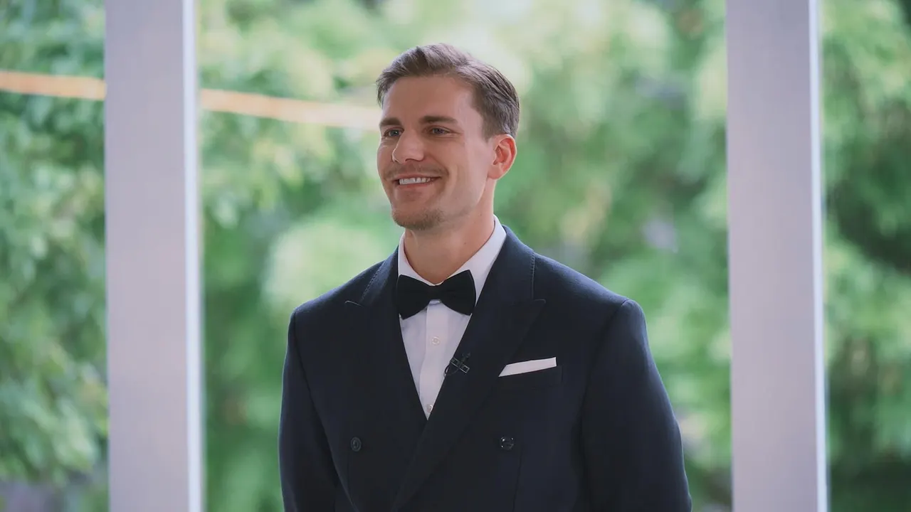 die-bachelors-felix-stein-drama Bachelor Felix Stein trägt einen Anzug und eine Fliege. Er lächelt entspannt. Vergeht ihm das Lachen bald? - Foto: RTL