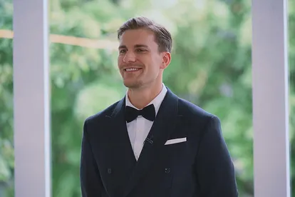 Bachelor Felix Stein trägt einen Anzug und eine Fliege. Er lächelt entspannt. Vergeht ihm das Lachen bald?