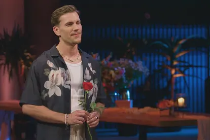 Bachelor Felix Stein mit Rose bei der "Nacht der Rosen"