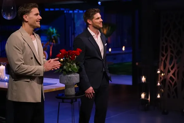 Felix und Martin stehen in der Nacht der Rosen nebeneinander. Mit der Treue nahmen sie es nicht immer so genau.