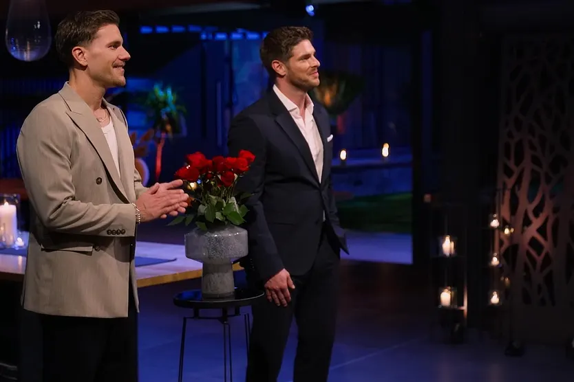 Felix und Martin stehen in der Nacht der Rosen nebeneinander. Mit der Treue nahmen sie es nicht immer so genau.