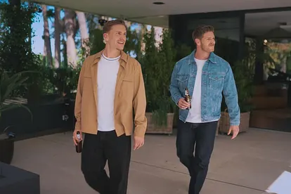 Martin und Felix lächelnd in ihrer Villa mit Bier in der Hand. Doch sind die beiden überhaupt Bros?