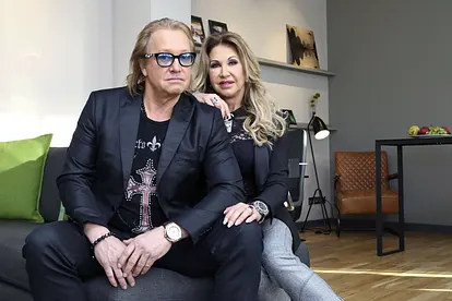 Carmen und Robert Geiss blicken ernst in die Kamera.