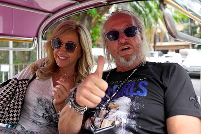 Carmen und Robert Geiss sitzen in einem Fahrzeug, sehen gut gelaunt aus und Robert zeigt einen Daumen nach oben in die Kamera.