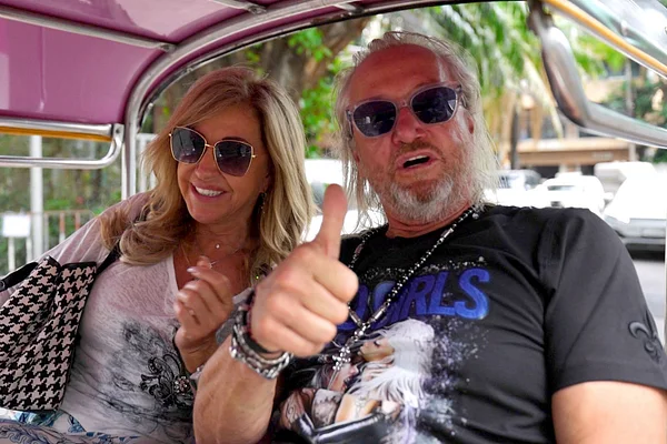 Carmen und Robert Geiss sitzen in einem Fahrzeug, sehen gut gelaunt aus und Robert zeigt einen Daumen nach oben in die Kamera.