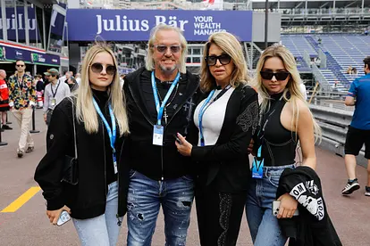 Davina, Robert, Carmen und Shania Geiss tragen Sonnenbrillen und schauen ernst in die Kamera.