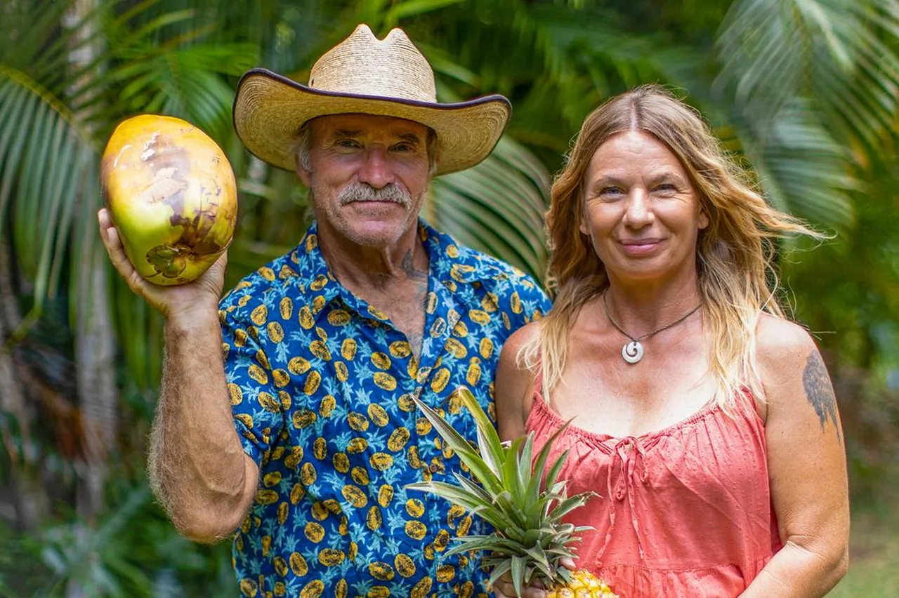 die reimanns vermoegen reich geld Konny und Manuela Reimann stehen zwischen Palmen. Er hält eine Mango hoch, Manuela trägt eine Ananas. - Foto: Kabel Eins