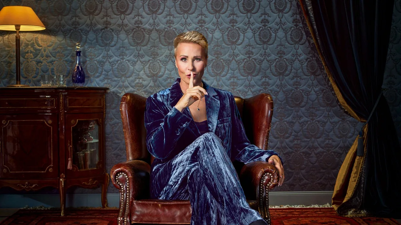Sonja Zietlow moderiert Die Verräter. - Foto: RTL / Robert Grischek