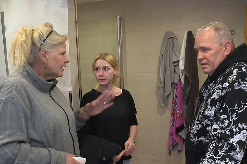 Silvia Wollny, Loredana Wollny und Harald Elsenbast führen eine heftige Diskussion. Vielleicht geht es ja um die mögliche Absetzung von "Die Wollnys" ... 