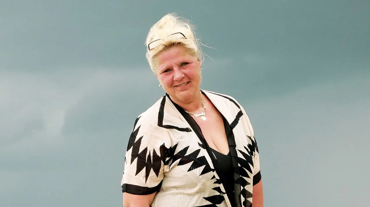 Silvia Wollny kündigt neue Folgen an Silvia Wollny posiert am Strand - Foto: RTLZWEI