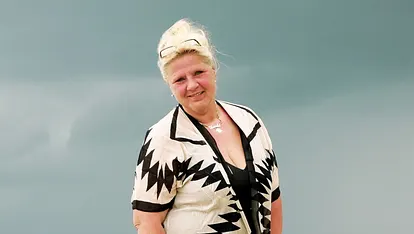 Silvia Wollny posiert am Strand