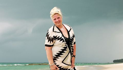 Silvia Wollny posiert am Strand - Foto: RTLZWEI