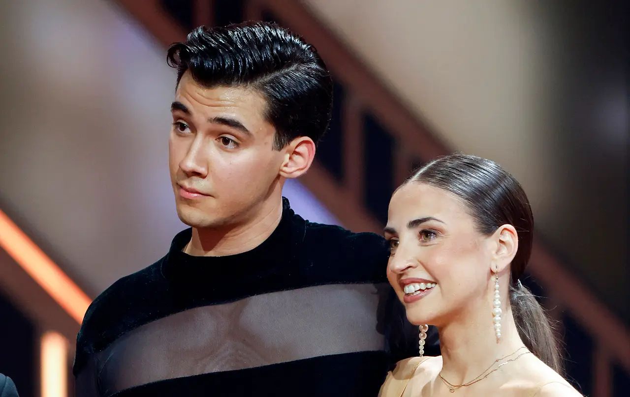 diego-ekat-entsetzt-jury-tanz-finale Diego Pooth schaut skeptisch, Ekaterina Leonova lächelt etwas gequält. Die Tanz-Auswahl für das Lets Dance-Finale gefällt ihnen nicht. - Foto: IMAGO / Future Image
