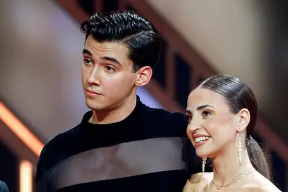 Diego Pooth schaut skeptisch, Ekaterina Leonova lächelt etwas gequält. Die Tanz-Auswahl für das "Let's Dance"-Finale gefällt ihnen nicht. 