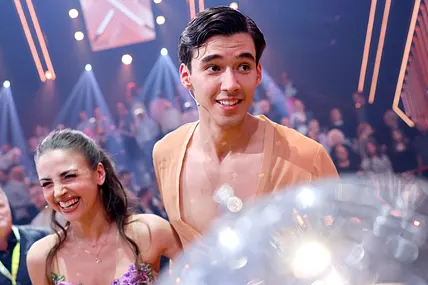 Diego Pooth mit verunsichertem Blick vor dem Pokal und Ekaterina Leonova an der Seite.