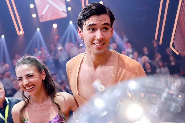 Diego Pooth mit verunsichertem Blick vor dem Pokal und Ekaterina Leonova an der Seite.