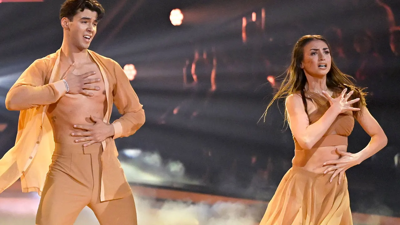 Diego Pooth wird sexualisiert Diego Pooth performt bei Lets Dance neben Ekaterina Leonova mit offenem Hemd - Foto: IMAGO / Panama Pictures