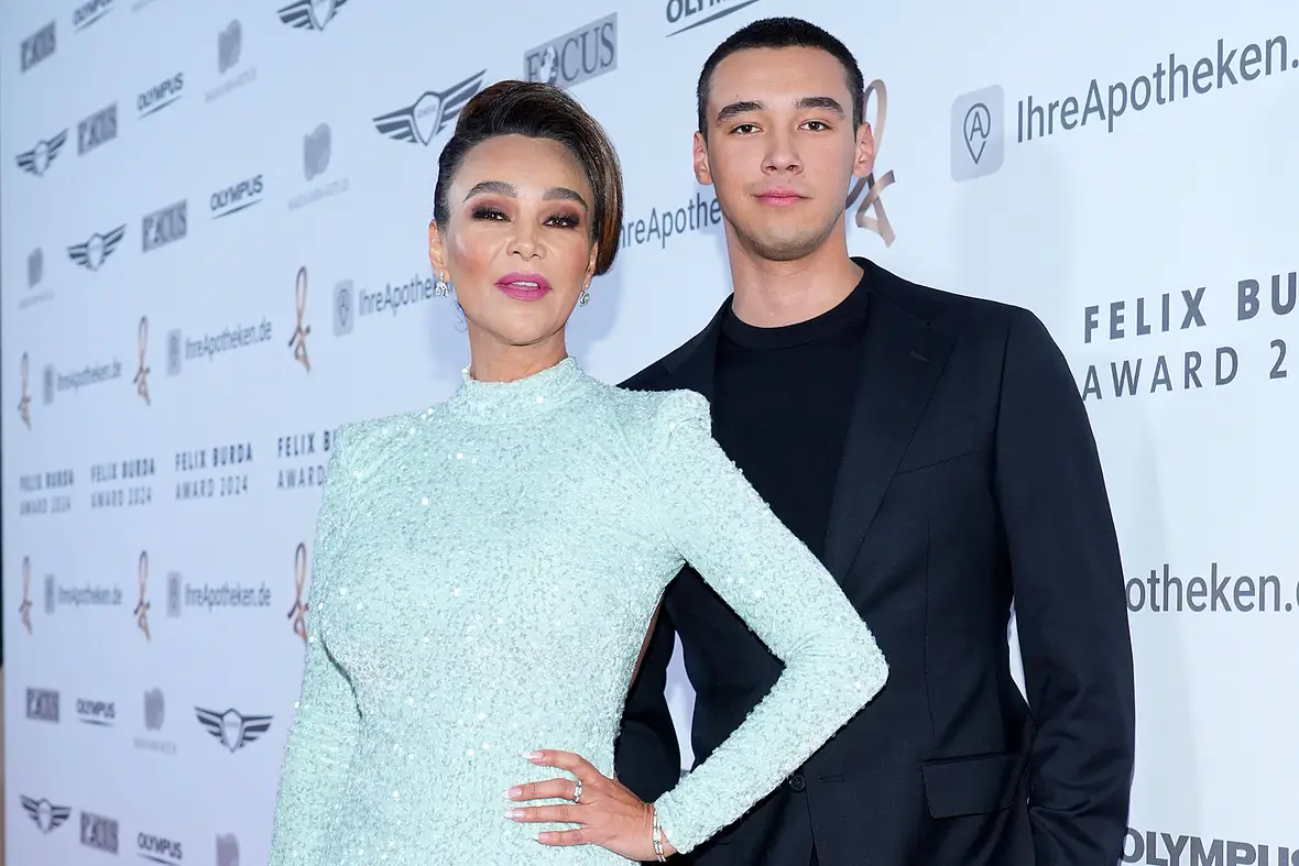 Diego und Verona Pooth stehen nebeneinander auf dem roten Teppich. 