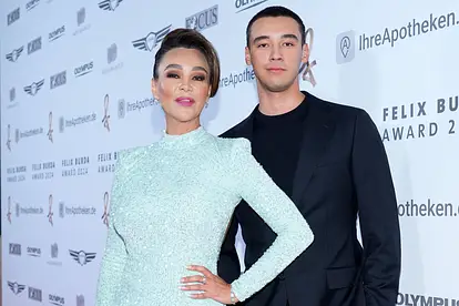 Diego und Verona Pooth stehen nebeneinander auf dem roten Teppich. 