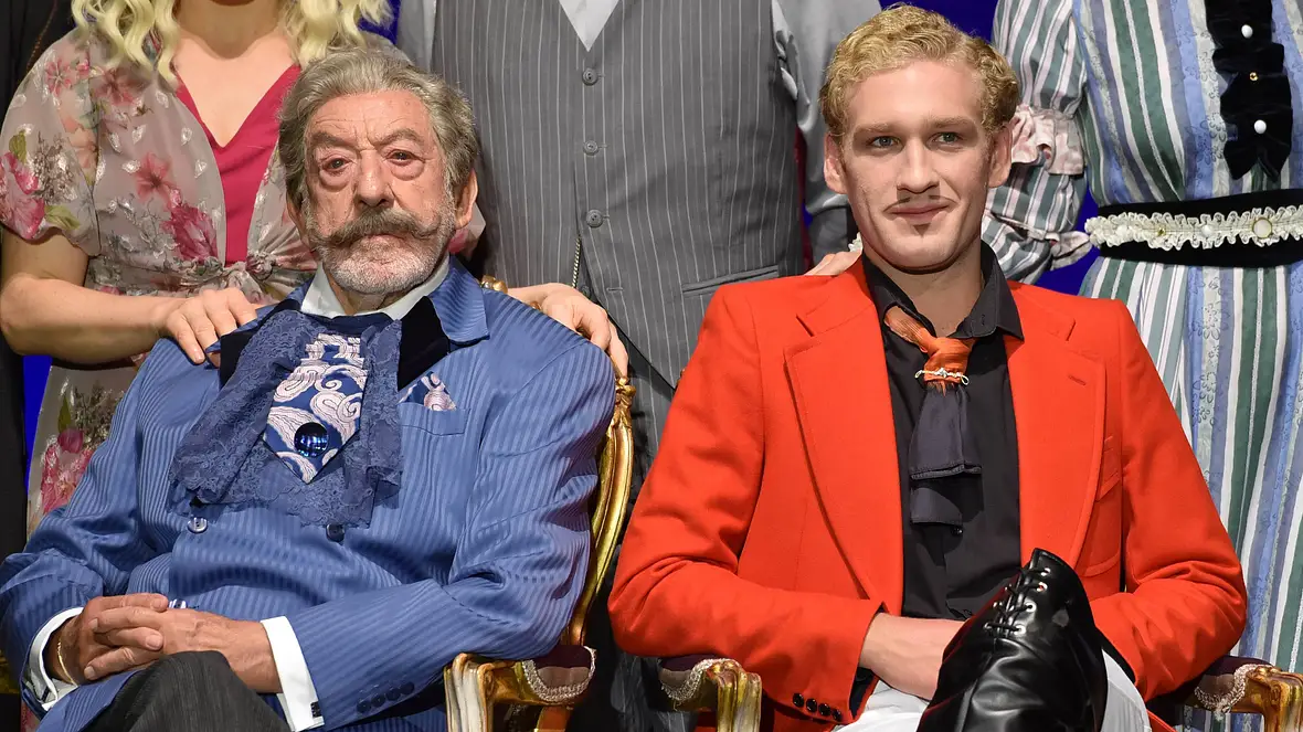 Dieter Hallervorden mit Sohn Johannes auf der Bühne Dieter Hallervorden mit Sohn Johannes auf der Bühne