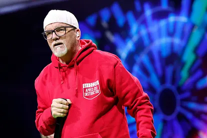 DJ Ötzi steht in einem roten Pullover auf der Bühne.