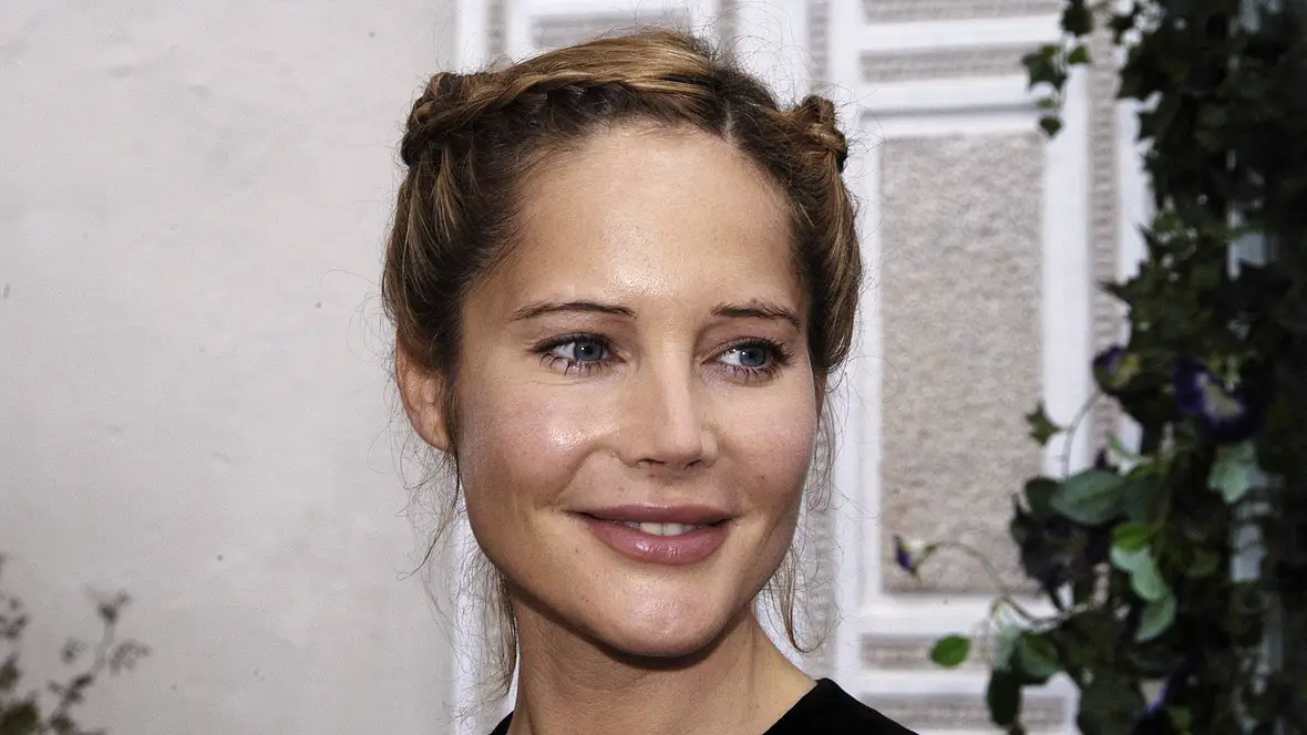 Doreen Dietel mit aufgespritzten Lippen Doreen Dietel mit aufgespritzten Lippen