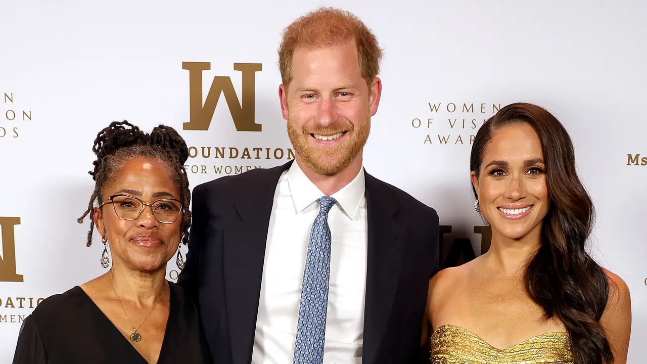 Doria Ragland, Prinz Harry und Meghan Markle Doria Ragland, Prinz Harry und Meghan Markle - Foto: Kevin Mazur/Getty Images Ms. Foundation for Women