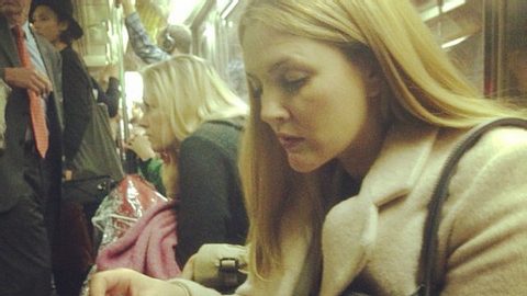 Drew Barrymore lackiert sich in der überfüllten Bahn die Nägel - Foto: Instagram