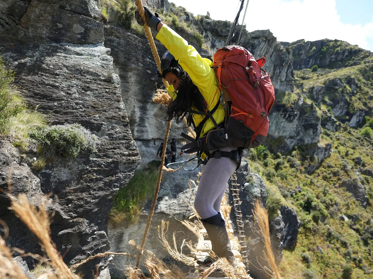 DSC00790 Cecilia Asoro in krasser Höhe: gesichert an ein einziges Seil klettert zwischen zwei Felsen in den neuseeländischen Bergen. The Summit ist nichts für schwache Nerven! - Foto: Amazon Prime