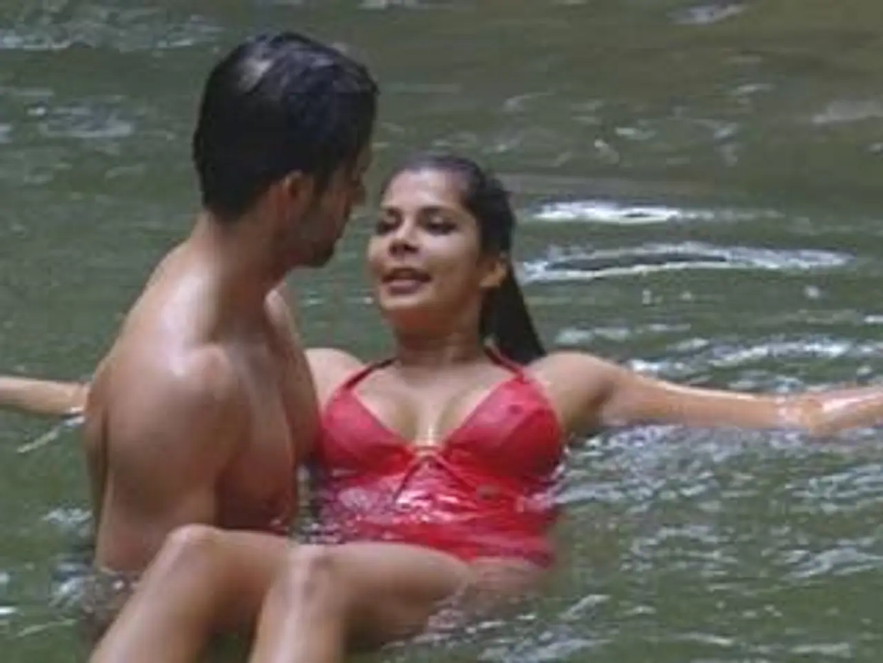Neues aus dem, DschungelcampWährenddessen kommen sich im Dschungelcamp zwei Kandidaten näher. Jay Kahn und Indira Weis flirten im See. In knappen Badesachen und mit viel Körperkontakt planschen sie im Wasser.Alle Infos zu "Ich bin ein Neues aus dem, DschungelcampWährenddessen kommen sich im Dschungelcamp zwei Kandidaten näher. Jay Kahn und Indira Weis flirten im See. In knappen Badesachen und mit viel Körperkontakt planschen sie im Wasser.Alle Infos zu "Ich bin ein - Foto: (c) RTL