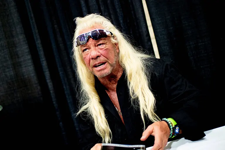 Duane "Dog" Chapman, hier bei einer Lesung mit der typischen blonden langen Mähne und Sonnenbrille, trauert um ein Familienmitglied.