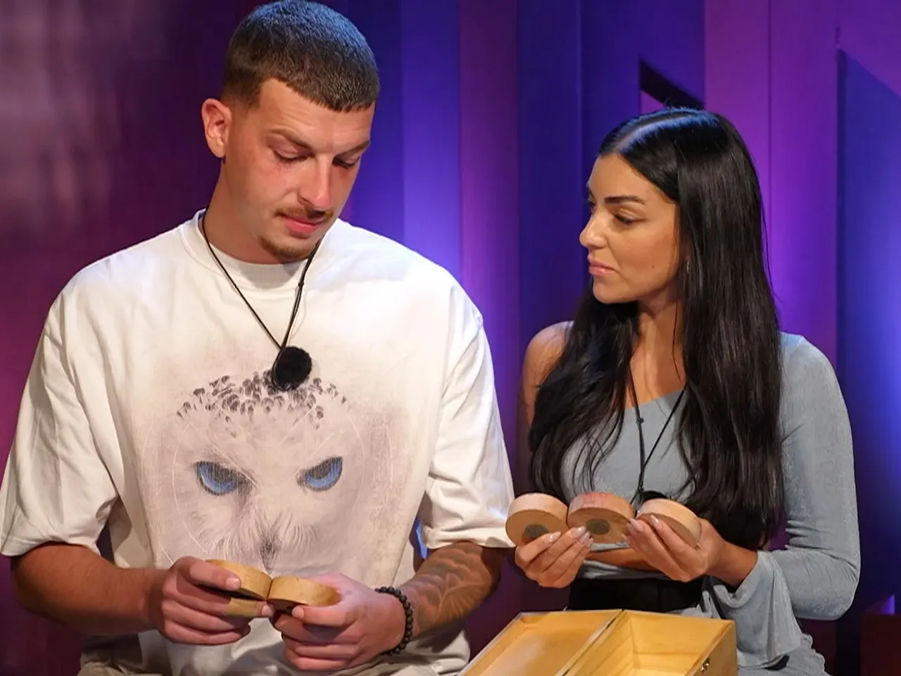 E023B Nico und Jennifer Iglesias, ein Ex-Paar in der aktuellen Staffel von Prominent getrennt besprechen die Nominierung. Doch diese geht anders aus als geplant. - Foto: RTL