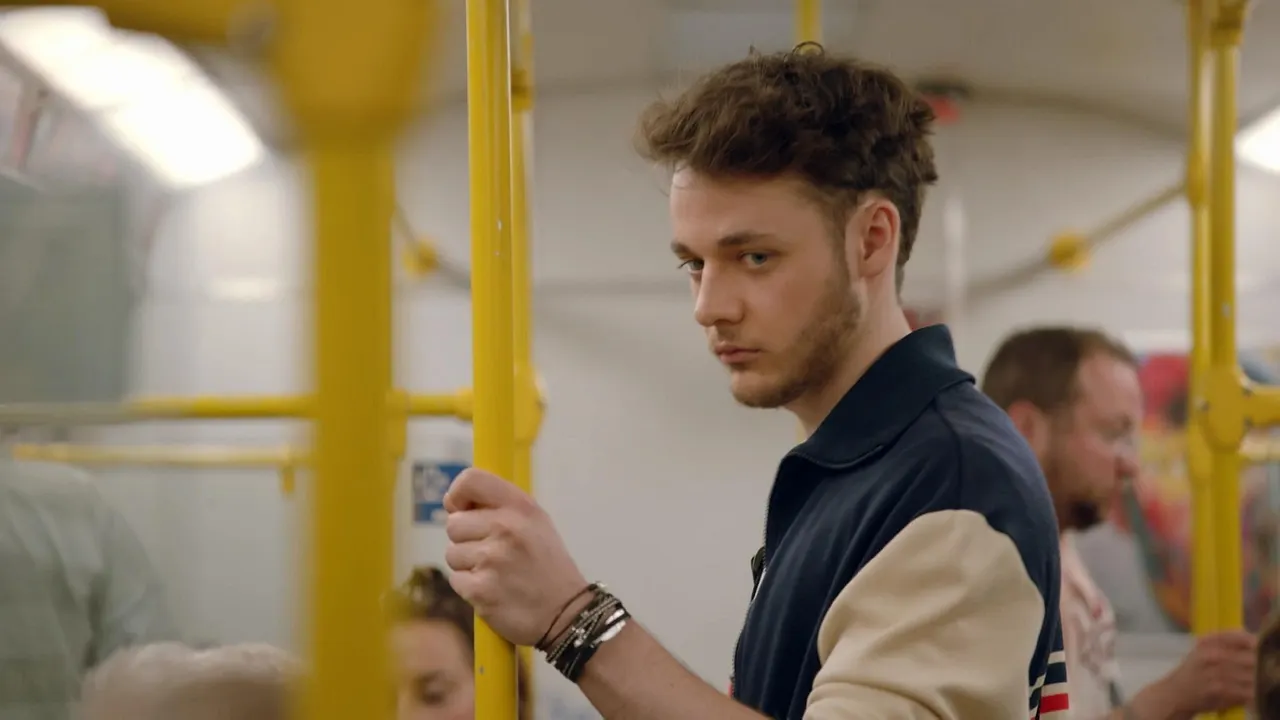 EB2C3 (1) Robin schaut in der U-Bahn ernst nach unten. - Foto: RTL
